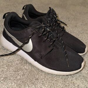 Nike Roshe Run (women’s 8)